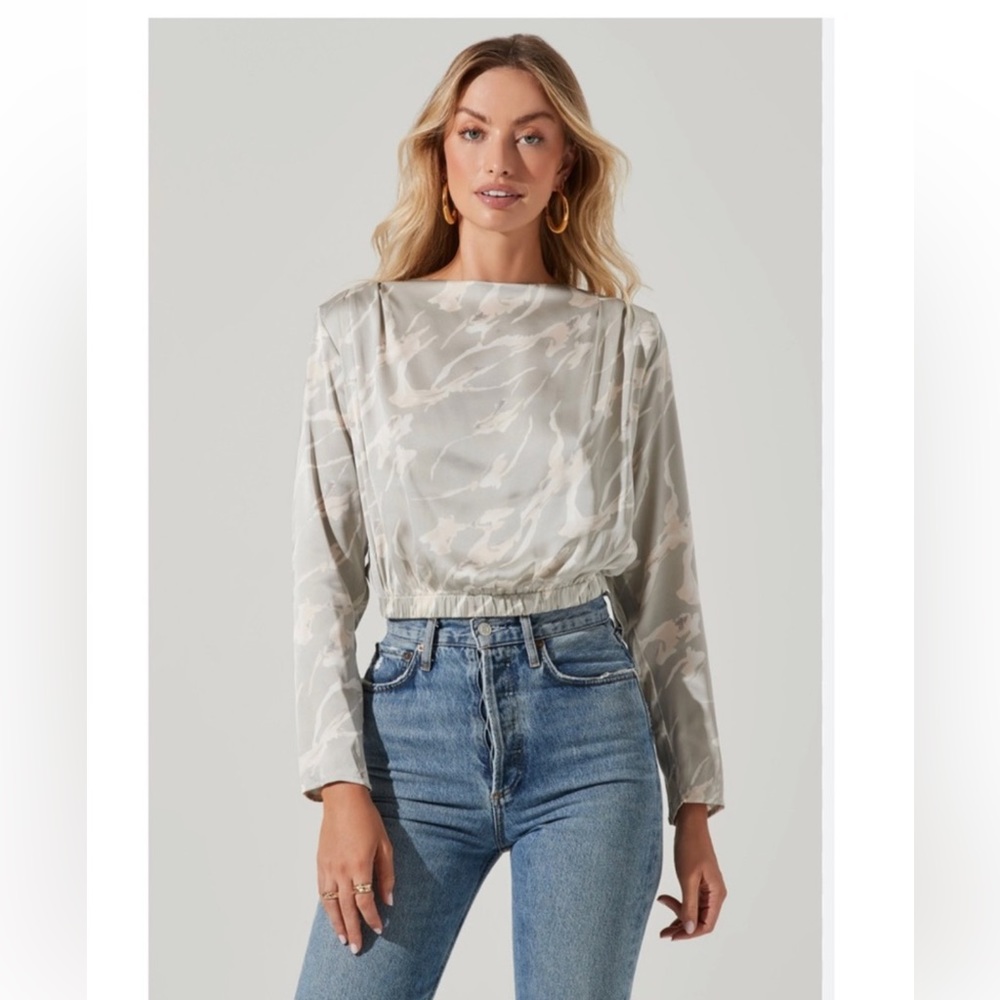 NWT Astr the Label Pleated Shoulder Long Sleeve Floral Top